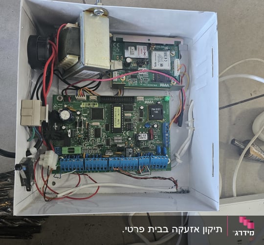 מעגלים חשמליים ותיבות חיבורים במערכת אבטחה